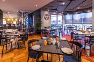 Le espera un vibrante ambiente de restaurante.