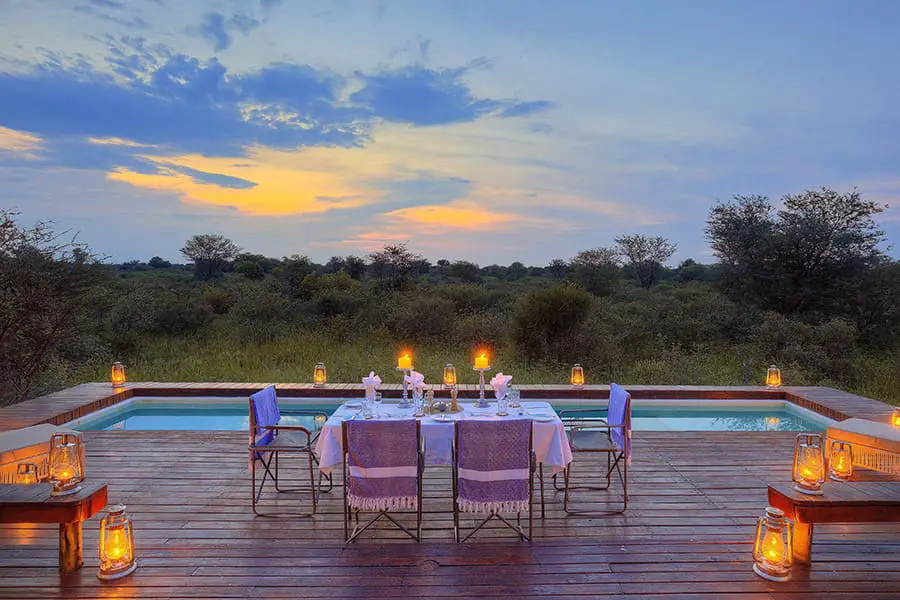feline-fields-lodge-family-villa-dining-on-the-deck