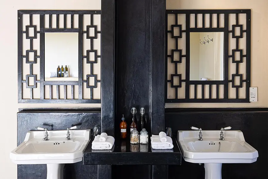 feline-fields-lodge-suite-bathroom