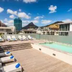 La piscina de la azotea es un lugar ideal para relajarse.
