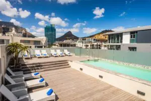 La piscina de la azotea es un lugar ideal para relajarse.