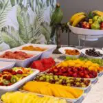 El típico desayuno buffet continental se completa con una variedad de jugosas frutas.