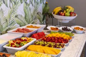 El típico desayuno buffet continental se completa con una variedad de jugosas frutas. 