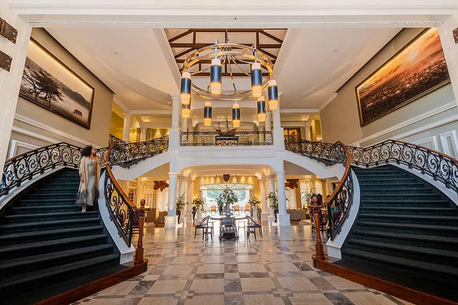 hemingways-lobby-and-reception