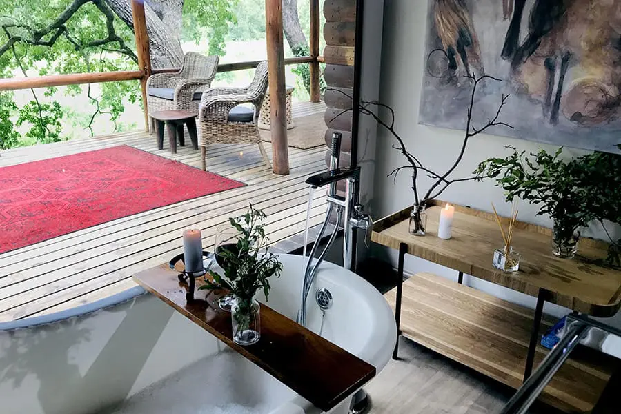 karongwe-river-lodge-executive-suite-romantic_baths_in_the_executive_rooms1