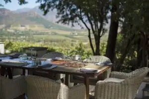 Los almuerzos al aire libre se disfrutan mejor en el patio.