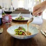 Cada plato ofrece una mezcla de comidas ricas y sabrosas.