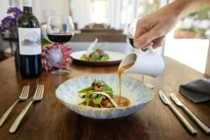 Cada plato ofrece una mezcla de comidas ricas y sabrosas.