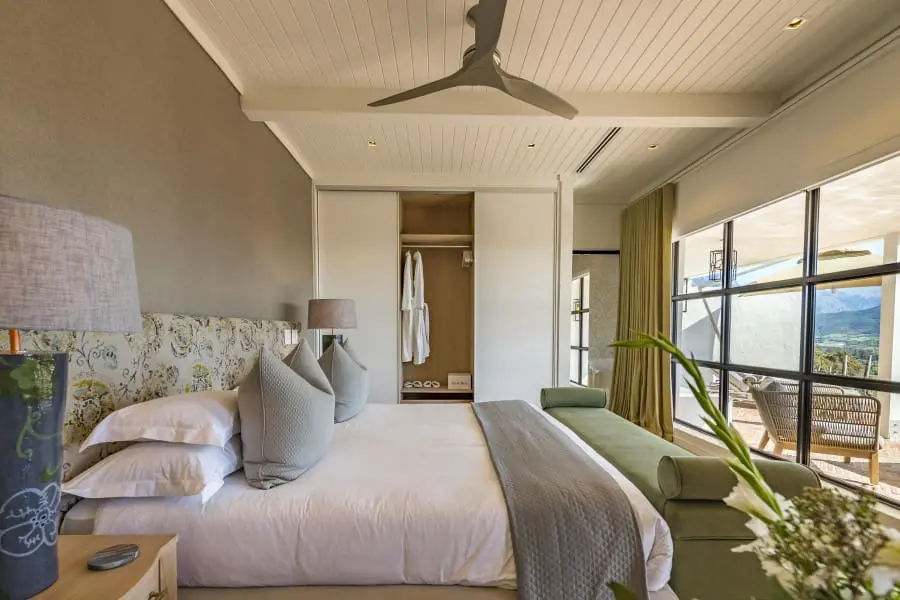 Las suites, de elegante diseño, disponen de amplios armarios y cama de matrimonio.