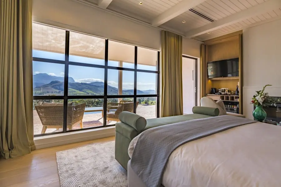 Las preciosas vistas a la montaña se complementan con una piscina privada.