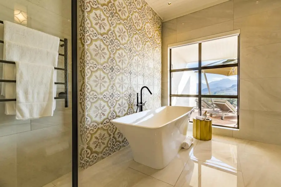 Sumérjase en una lujosa estancia libre contemplando los hermosos viñedos.