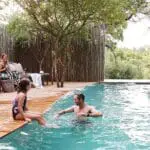 Cuando no esté recorriendo el paisaje, pase un buen rato junto a la piscina. 