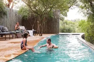 Cuando no esté recorriendo el paisaje, pase un buen rato junto a la piscina. 