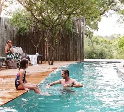 Cuando no esté recorriendo el paisaje, pase un buen rato junto a la piscina. 
