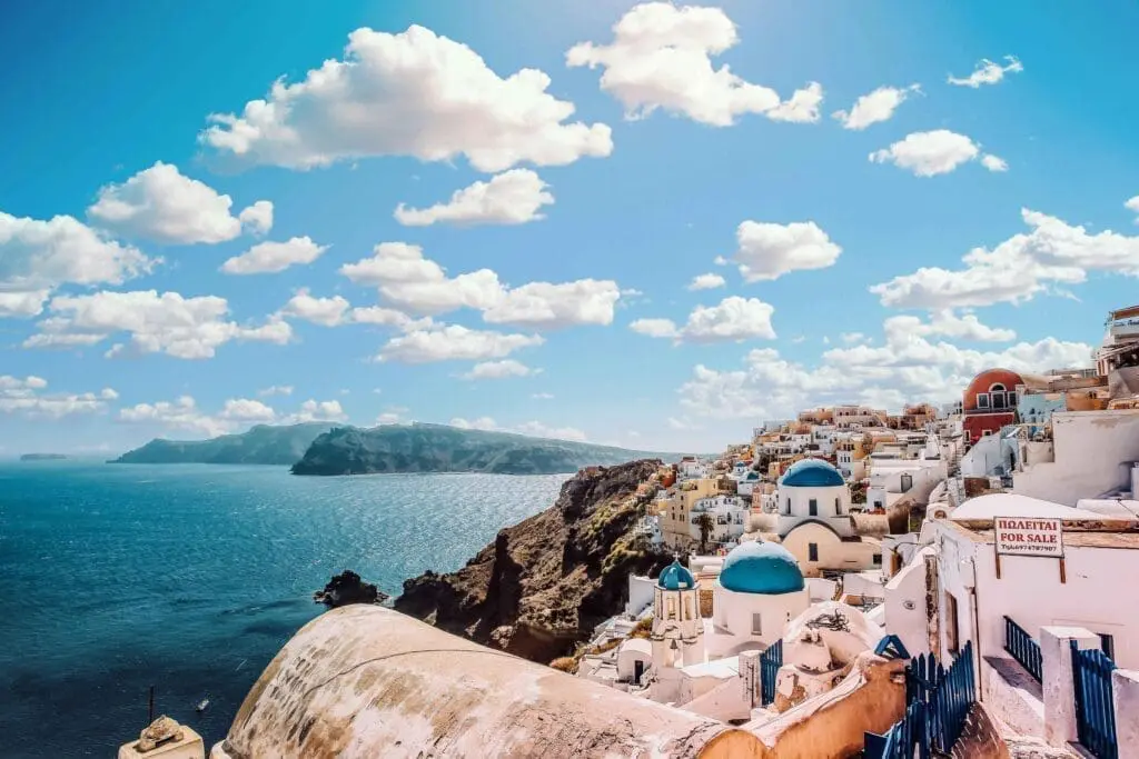 Casas em Santorini e vista para o mar