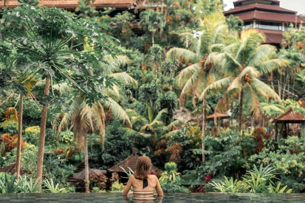 Mulher na piscina infinita em Bali