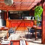 Selkirk's es un acogedor restaurante al aire libre.