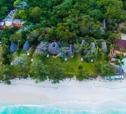 Vista aerea del resort sulla spiaggia, Nomads. 