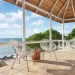 Genießen Sie die Aussicht auf den Strand von Ihrer privaten Terrasse aus.