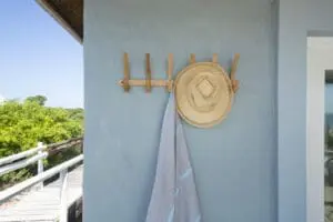 Azura le invita a ponerse el sombrero y el bikini y retirarse al océano.