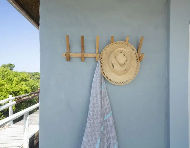 Azura invites you to don a sunhat and bikini and retreat to the ocean.