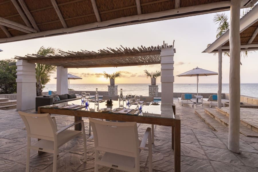 La vista está repleta de una piscina privada, así como de un relajante salón y comedor al aire libre.