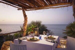 Le espera una experiencia gastronómica en un restaurante tropical.