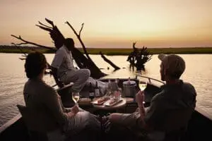 Cruceros al atardecer por el río Chobe en el Sanctuary Chobe Chilwero Lodge.