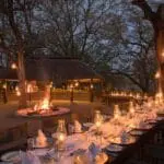 Deléitese con una romántica cena boma al aire libre.