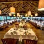 El comedor interior ofrece elegantes platos de alta cocina.