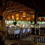 La sala da pranzo interna offre un'elegante cucina raffinata.