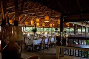 La sala da pranzo interna offre un'elegante cucina raffinata. 