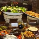 El bufé se completa con ensaladas frescas.