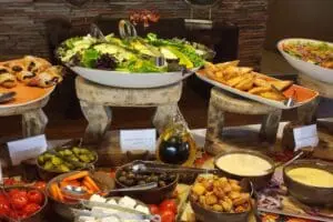 El bufé se completa con ensaladas frescas. 