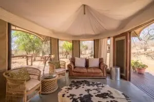 Sea recibido en la recepción por caras amables. 