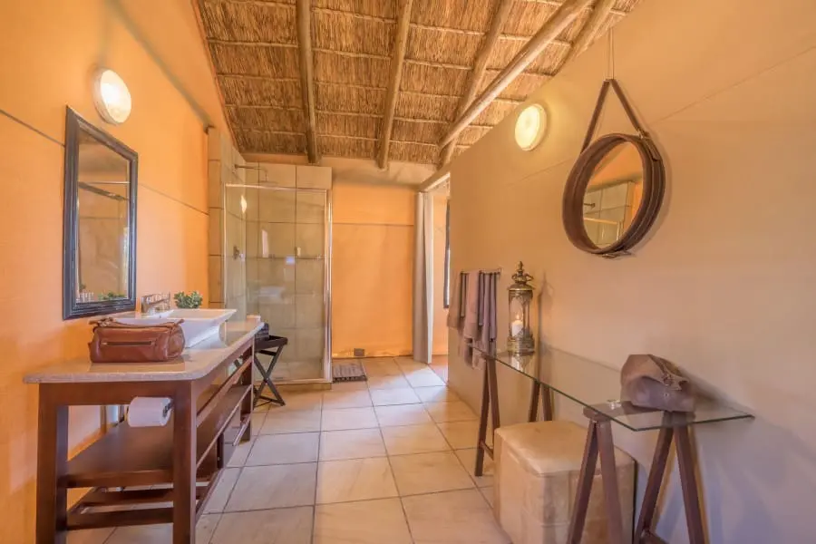 Una ducha ofrece un espacio de limpieza para lavarse después de las actividades del día. 