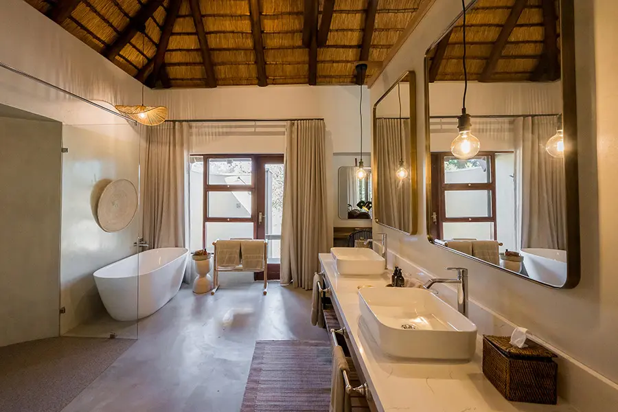 inyati-game-lodge-sabi-sands-bathroom2