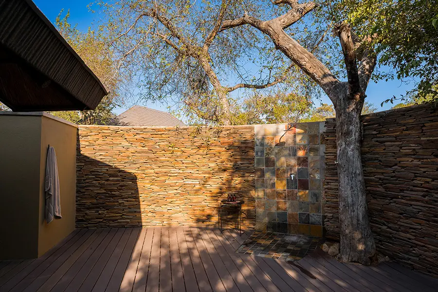 inyati-game-lodge-sabi-sands-chalet-outdoor-shower