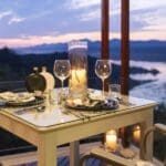 Le espera una cena romántica a la luz de las velas. 
