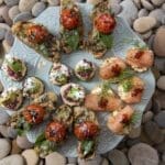 Deguste platos de marisco y delicias de ave servidos en pan recién horneado.