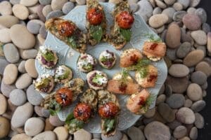 Deguste platos de marisco y delicias de ave servidos en pan recién horneado.