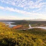 Las vistas panorámicas de paisajes ondulados y estuarios serpenteantes invitan a explorar.