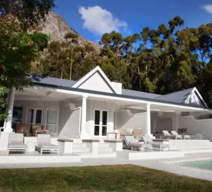 Relaxe numa espreguiçadeira.