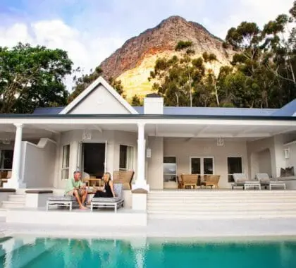 Dar um mergulho na piscina.