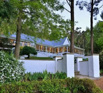 Le Petite Ferme Resturant convida-o a 