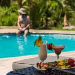 Escápese del calor africano en la piscina.