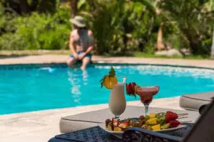 Escápese del calor africano en la piscina.