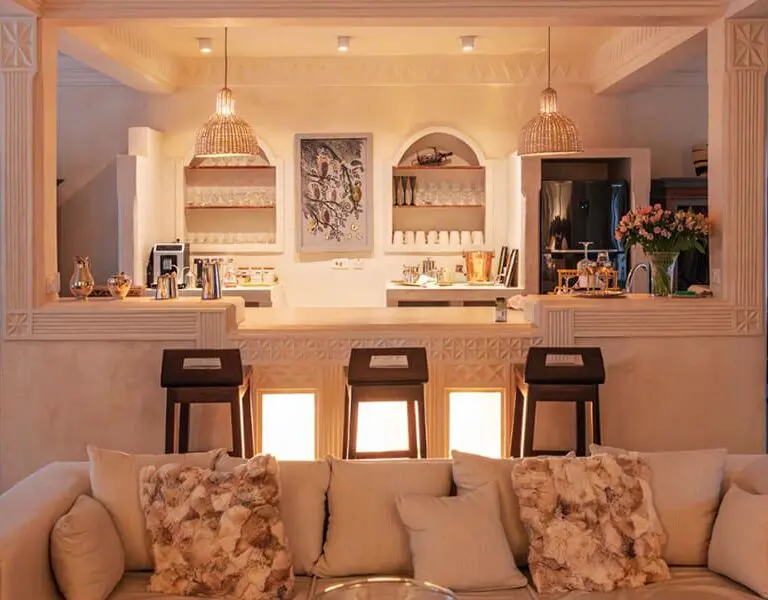 Disfruta de una copa en el bar.