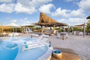 Visite el Peri-Peri Beach Club para disfrutar de un ambiente animado, con cócteles y baños.