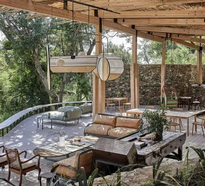 Zona del lodge principal del Saseka Tented Camp.